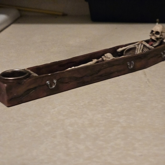 Skull in coffin incense burner - Picture 6 of 6